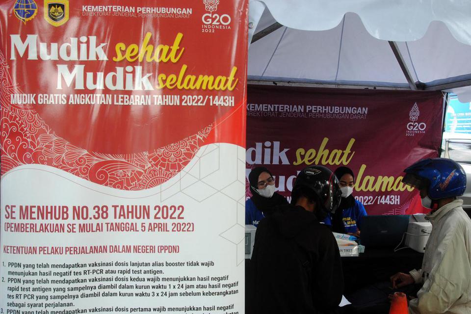 Warga mendaftar mudik gratis angkutan Lebaran di Dinas Perhubungan Kota Bogor, Jawa Barat, Senin (18/4/2022). Kementerian Perhubungan membuka pendaftaran mudik gratis tahap kedua pada 18-24 April 2022 dengan menyediakan 336 bus dan kuota 10.080 penumpang 