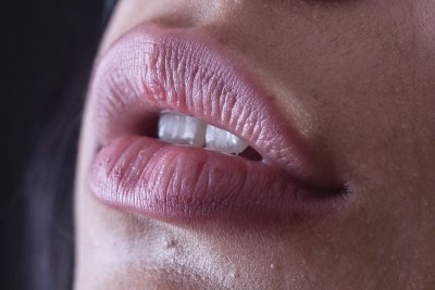 Cara memerahkan bibir hitam