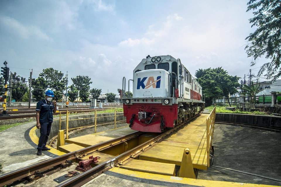 Pekerja melakukan proses pengecekan dan perawatan lokomotif kereta api dalam menghadapi musim mudik lebaran di Depo Lokomotif Cipinang, Jakarta, Selasa (19/4/2022). 