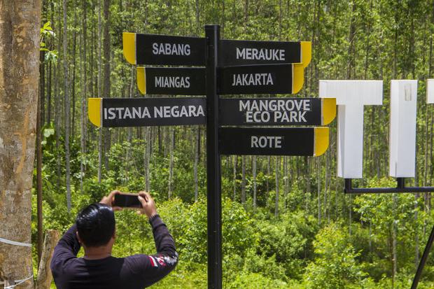 Pengunjung mengambil gambar petunjuk arah di titik nol kilometer Ibu Kota Negara (IKN) Nusantara di Kecamatan Sepaku, Kabupaten Penajam Paser Utara, Kalimantan Timur, Selasa (19/4/2022). Pemerintah akan mengalokasikan pagu indikatif anggaran belanja pada 