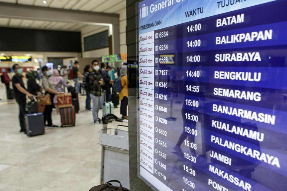 Sejumlah calon penumpang pesawat mengantre di loket lapor diri Terminal 2 Bandara Soekarno Hatta, Tangerang, Banten, Selasa (19/4/2022)