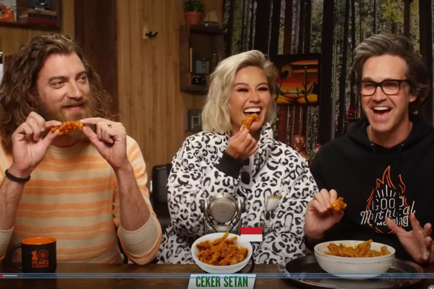 Agnez Mo makan ceker setan bareng Rhett dan Link