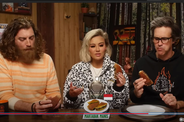 Agnez Mo makan martabak manis