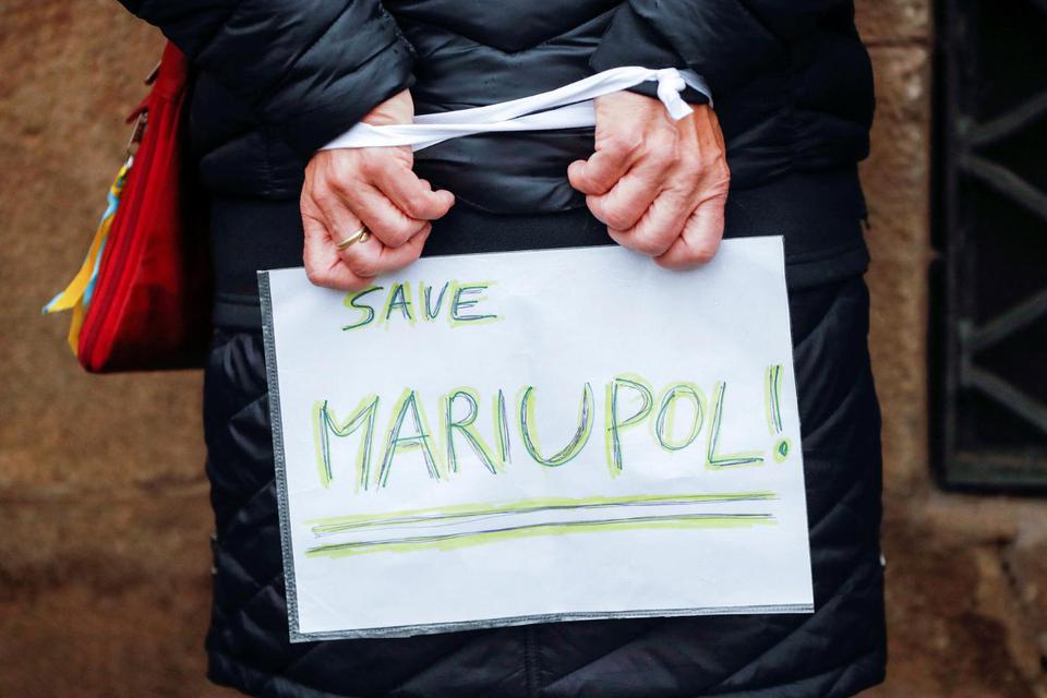 David W Cerny Seorang wanita menghadiri rapat umum menentang invasi Rusia ke Ukraina, dengan poster bertuliskan "Selamatkan Mariupol" dan tangannya terikat di belakang, di Praha, Republik Ceko, Rabu (20/4/2022).