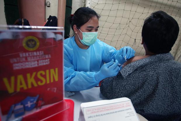 Petugas kesehatan menyuntikan vaksin booster COVID-19 ke seorang mahasiswa di Kampus UIN Syarief Hidayatullah, Ciputat, Tangerang Selatan, Banten, Kamis (21/4/2022). 