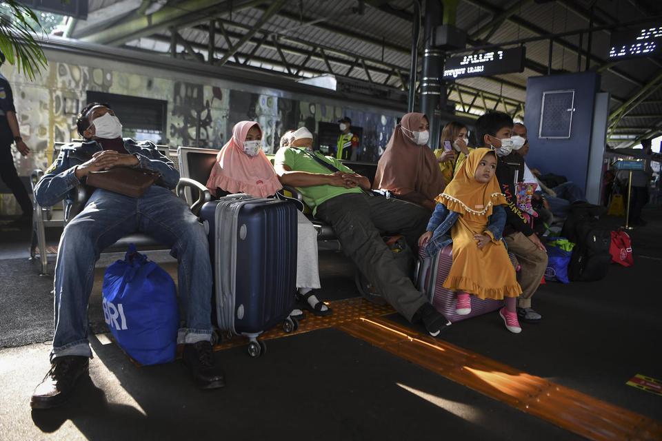 Penumpang Kereta Api Argo Bromo Anggrek tujuan Surabaya menunggu kedatangan kereta di Stasiun Gambir, Jakarta, Jumat (22/4/2022). Pemerintah mengimbau masyarakat untuk melakukan perjalanan mudik lebih awal untuk menghindari serta mengurai kepadatan pada p