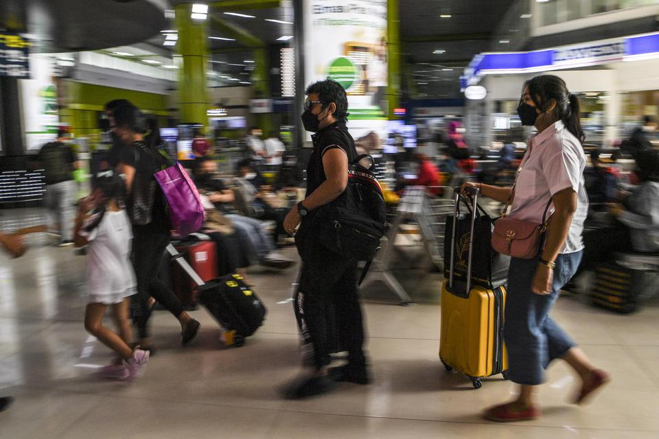 Calon penumpang kereta api tiba di Stasiun Gambir, Jakarta, Jumat (22/4/2022). Pemerintah mengimbau masyarakat untuk melakukan perjalanan mudik lebih awal untuk menghindari serta mengurai kepadatan pada puncak arus mudik Lebaran 2022.