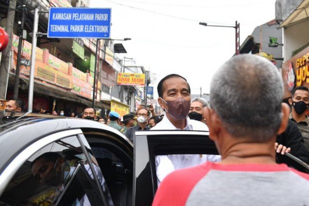 Presiden Joko Widodo saat menerima aduan pungli dari pedagang di Pasar Baru, Bogor, Jawa Barat, Kamis (21/4). Foto: Antara.