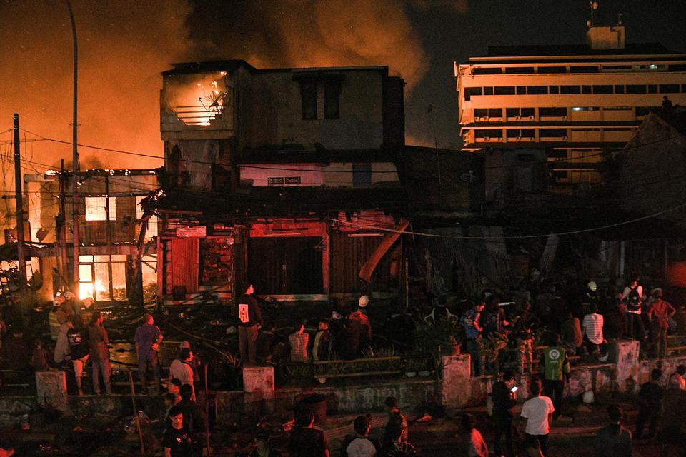 Sejumlah kios dan rumah terbakar di pasar Gembrong, Jatinegara, Jakarta Timur, Minggu (24/4/2022). Pemadam kebakaran mengerahkan 14 unit mobil dalam peristiwa itu.