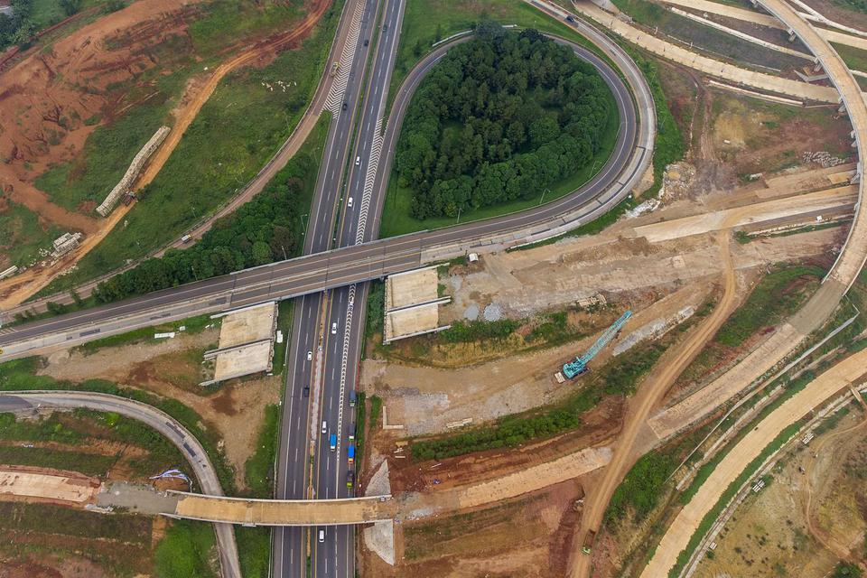Foto udara proyek pembangunan Jalan Tol Jakarta - Cikampek II Selatan Seksi 3 di Purwakarta, Jawa Barat, Minggu (24/4/2022). 