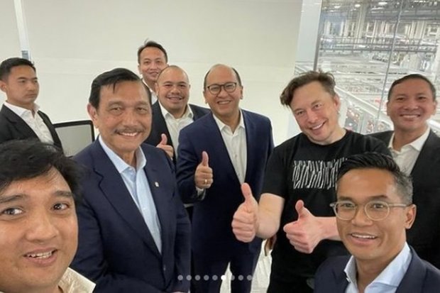 Tangkapan layar akun Instagram Anindya Bakrie @anindyabakrie saat delegasi Indonesia yang dipimpin Luhut Binsar Pandjaitan mengunjungi Gigafactory Tesla dan bertemu dengan Elon Musk.