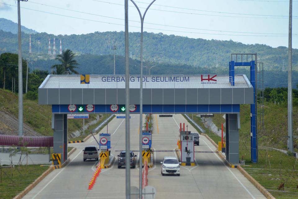 Sejumlah kendaraan melintasi di gerbang pintu tol Sigli-Banda Aceh Seksi 2 (Seulimum-Jantho) pada hari pertama resmi beroperasi di Aceh Besar, Aceh, Rabu (27/4/4). 