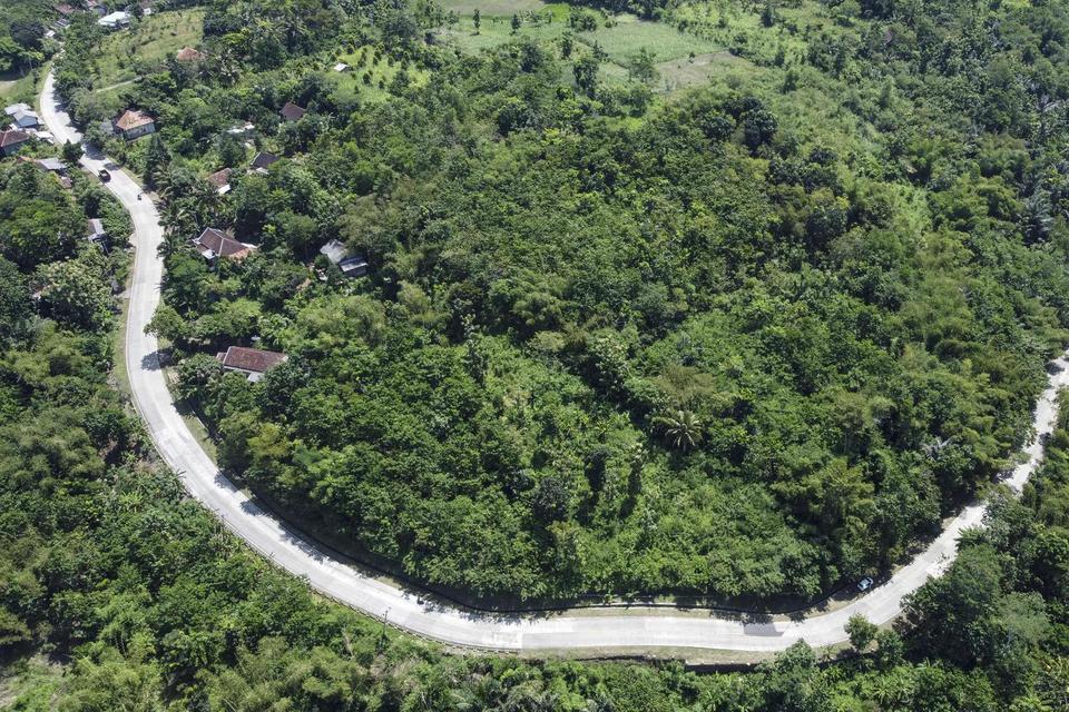 Foto udara Jalan Pantai Selatan (Pansela) di Kecamatan Ciandum, Kabupaten Cianjur, Jawa Barat, Rabu (27/4/2022). 