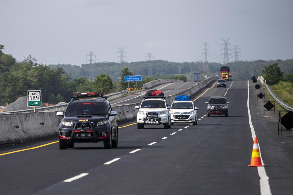 Sejumlah kendaraan pemudik melintas di Jalan Tol Trans Sumatera (JTTS) ruas Terbanggi Besar-Kayu Agung di Kabupaten Tulang Bawang, Lampung, Rabu (27/4/2022). 