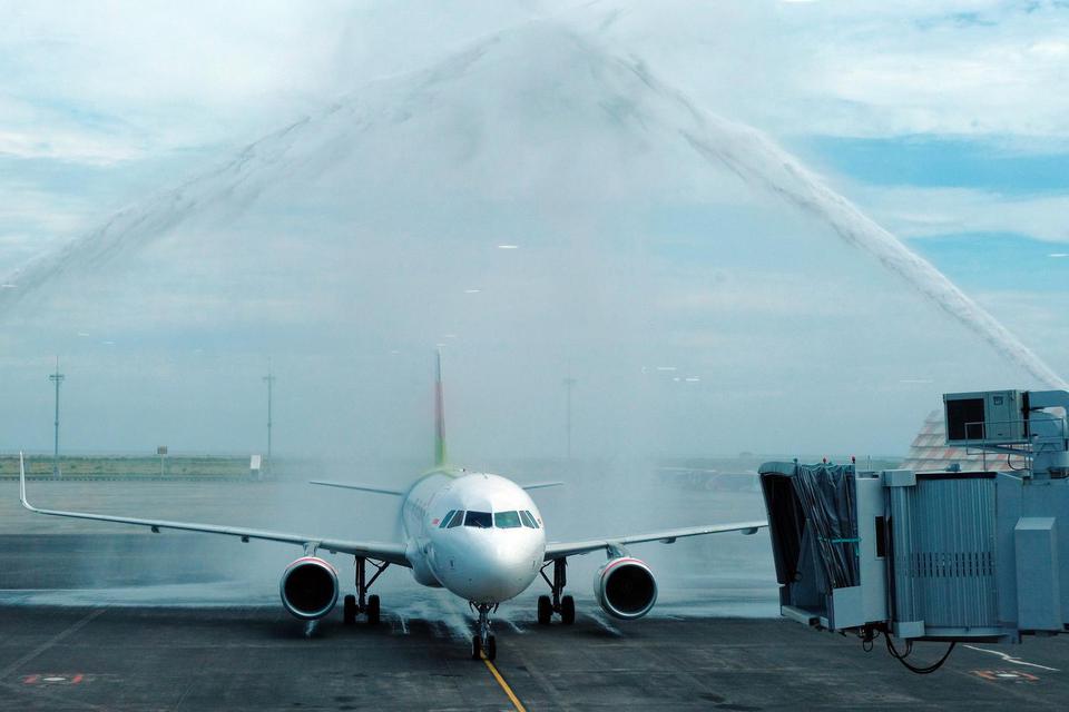Pesawat Airbus A320-200 maskapai Pelita Air disambut tradisi "water salute" setelah mendarat pada penerbangan perdana di Bandara I Gusti Ngurah Rai, Badung, Bali, Kamis (28/4/2022). 