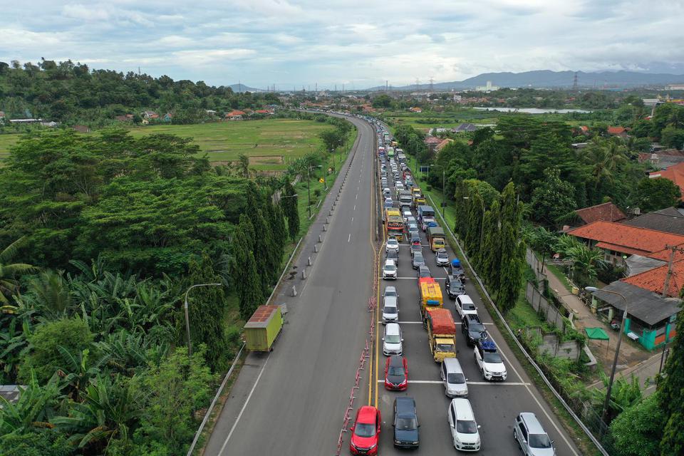 Foto udara kendaraan yang terjebak kemacetan menjelang Gerbang Tol Merak di Banten, Kamis (28/4/2022). Akibat tingginya volume kendaraan, ribuan kendaraan pemudik mengalami kemacetan hingga sekitar 2 km.