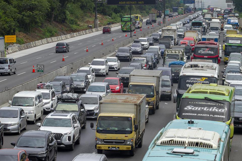Kendaraan memadati Jalan Tol Jakarta-Cikampek, Karawang, Jawa Barat, Kamis (28/4/2022). PT Jasa Marga mencatat terjadi peningkatan arus lalu lintas di Tol Jakarta-Cikampek ke arah Cikampek sebesar 141 persen pada H-4 Lebaran.