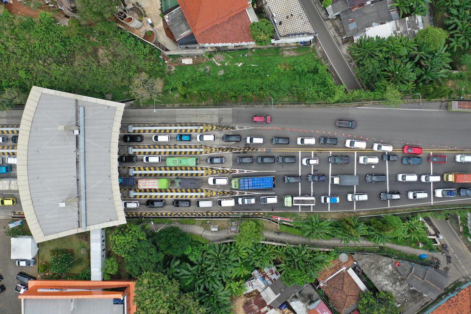 Foto udara kendaraan yang terjebak kemacetan di Gerbang Tol Merak di Banten, Kamis (28/4/2022). 