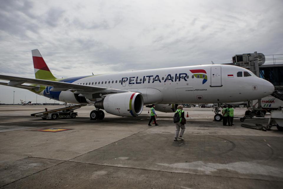 Petugas memeriksa kesiapan pesawat Airbus A320-200 maskapai Pelita Air sebelum melakukan penerbangan perdana di Bandara Soekarno Hatta, Tangerang, Banten, Kamis (28/4/2022).
