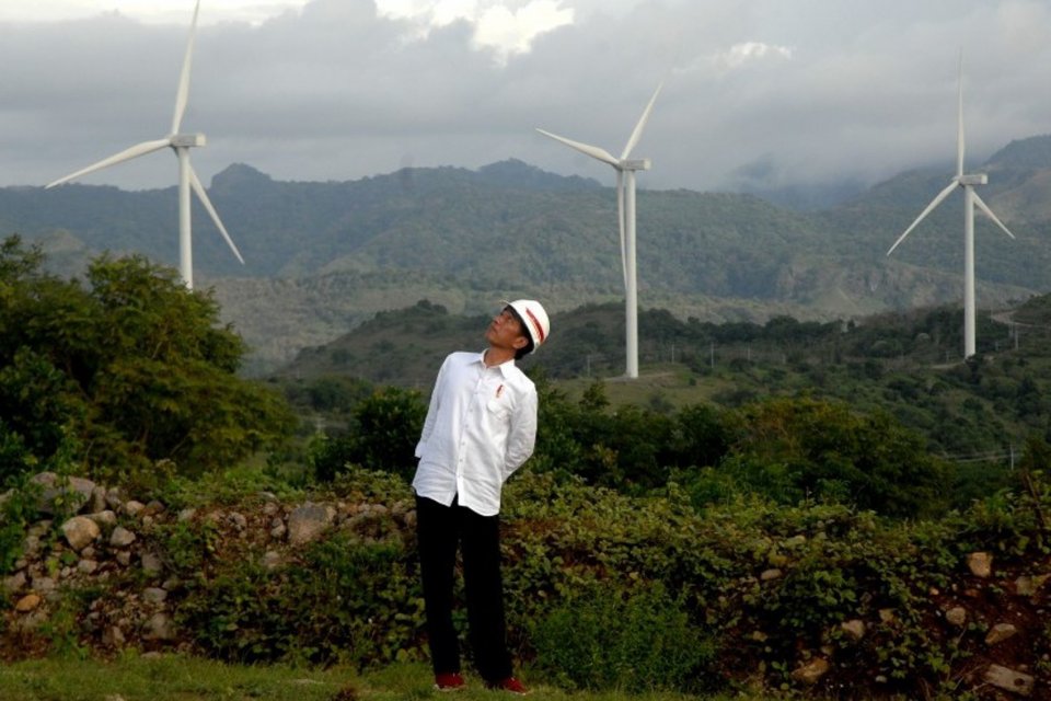 Presiden Joko Widodo memperhatikan turbin kincir angin usai meresmikan Pembangkit Listirk Tenaga Bayu (PLTB) di Desa Mattirotasi, Kabupaten Sidrap, Sulawesi Selatan.