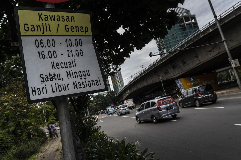 Kendaraan melintas di Jalan Letjen S Parman, Jakarta, Jumat (29/4/2022). Ditlantas Polda Meto Jaya meniadakan aturan ganjil genap di 13 ruas jalan Ibu Kota mulai 29 April hingga 6 Mei 2022 atau selama masa libur dan cuti bersama Lebaran 2022.