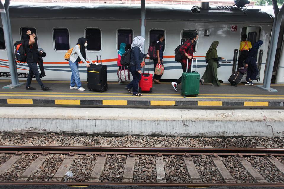 Sejumlah penumpang berjalan menuju Kereta Api (KA) Ranggajati di Stasiun Gubeng Surabaya, Jawa Timur, Jumat (29/4/2022). Menurut data PT Kereta Api Indonesia (KAI) Daop 8 Surabaya, sejak H-10 (22/4/2022) sampai H-3 (29/4/2022), jumlah total penumpang kere