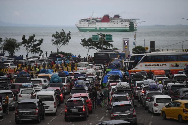 Angkutan penyeberangan: Sejumlah kendaraan mengantre untuk naik ke atas kapal di Pelabuhan Merak, Banten, Jumat (29/4/2022). Dalam puncak arus mudik di Pelabuhan Merak, ribuan kendaraan terjebak kemacetan hingga Cilegon Barat atau sekitar 10 km baik di ja