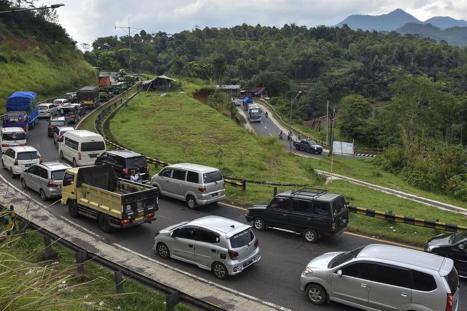 Sejumlah kendaraan pemudik menuju Bandung-Jakarta antre di jalur selatan Kadipaten Gentong, Kabupaten Tasikmalaya, Jawa Barat, Jumat (28/4/2022). 