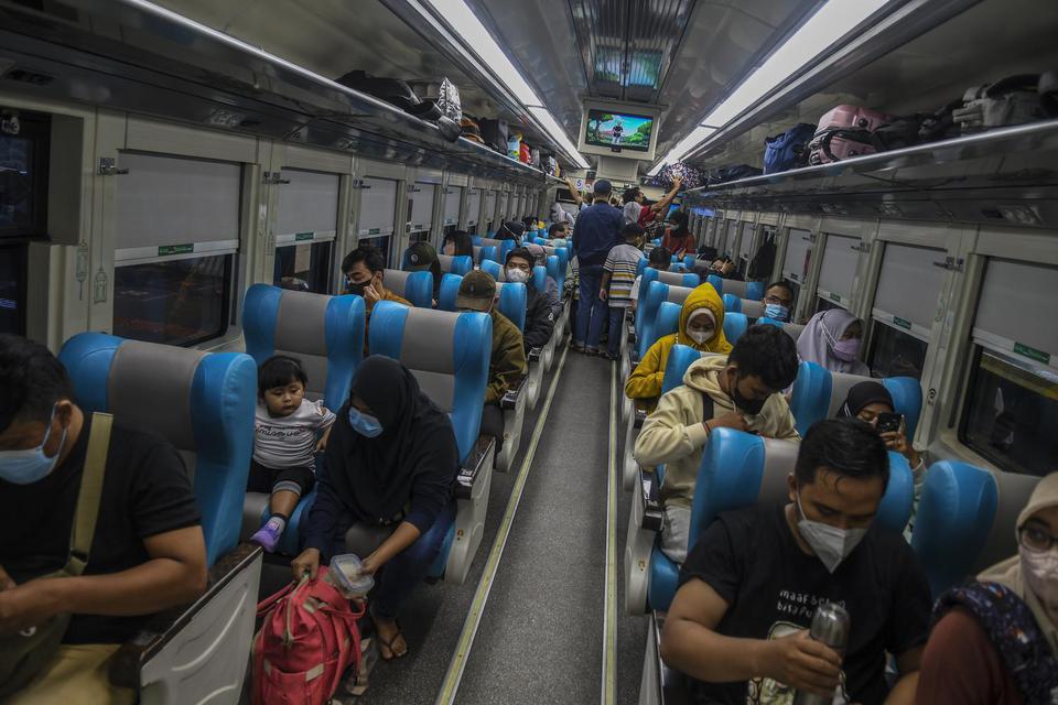 Warga siap berangkat mudik dengan KA Taksaka di Stasiun Gambir, Jakarta, Sabtu (30/4/2022).