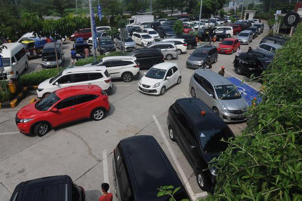 Kendaraan pemudik antre memasuki area parkir di Rest Area 487 A, Boyolali, Jawa Tengah, Sabtu (30/4/2022). Untuk mengurangi kepadatan pemudik saat beristirahat di rest area tersebut pengelola membatasi waktu bagi pemudik dengan durasi 30 menit agar dapat 