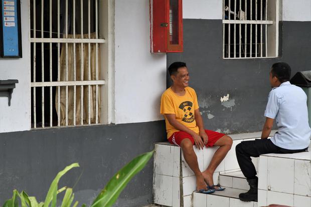 Ilustrasi, warga binaan berbincang demngan petugas di blok hunian Lapas Kelas II Kendari, Kendari, Sulawesi Tenggara. Kementerian Hukum dan HAM memberikan Remisi Khusus (RK) II atau langsung bebas bagi 675 tahanan pada Lebaran 2022.