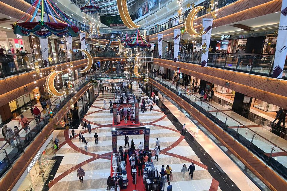 Pengunjung memadati pusat perbelanjaan yang ada di kawasan Kebayoran Lama, Jakarta, Sabtu (30/4/2022). 