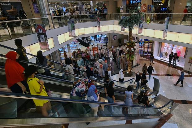 Pengunjung memadati pusat perbelanjaan yang ada di kawasan Kebayoran Lama, Jakarta, Sabtu (30/4/2022). 