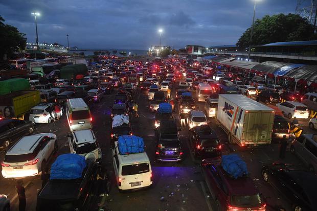 Sejumlah kendaraan mengantre untuk memasuki kapal di Pelabuhan Merak, Banten, Sabtu (30/4/2022). 