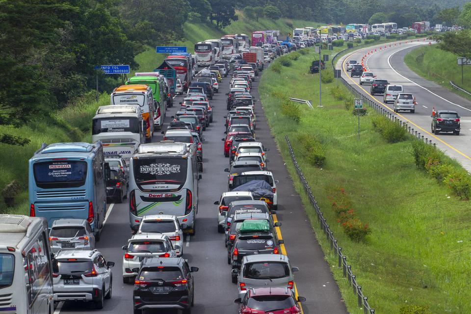 Sejumlah kendaraan memadati jalan tol Cipali, Purwakarta, Jawa Barat, Sabtu (30/4/2022).