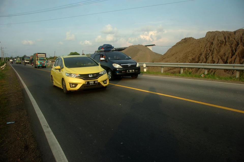 Kendaraan pemudik melintas di Jalur Lingkar Utara (Jalingkut), Tegal, Jawa Tengah, Sabtu (30/4/2022). 