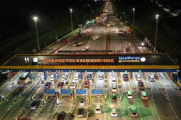 Foto udara sejumlah kendaraan antre memasuki Gerbang Tol Kalikangkung, Semarang, Jawa Tengah, Sabtu (30/4/2022). 