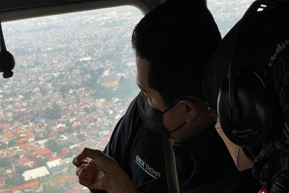 Menteri BUMN Erick Thohir memantau arus mudik dari udara