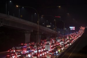 Kepadatan Kendaraan Pemudik di Ruas Tol Jakarta-Cikampek