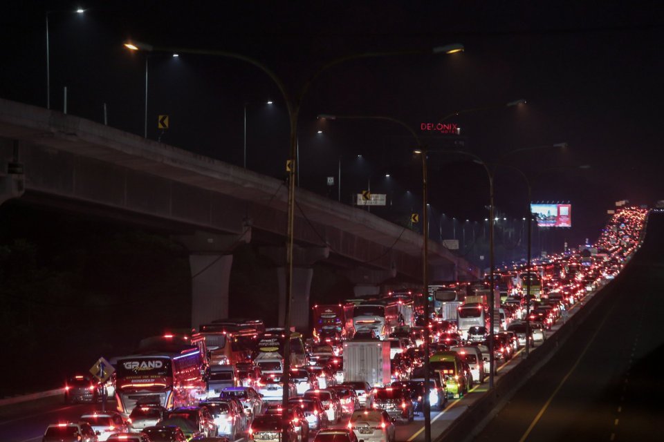 Kendaraan pemudik memadati ruas tol Jakarta-Cikampek KM 47, Karawang, Jawa Barat, Sabtu (30/4/2022) dini hari. Polisi memperpanjang rekayasa lalu lintas satu arah atau one way di tol Cikampek KM 47 sampai tol Kalikangkung KM 414. Skema satu arah bakal ber