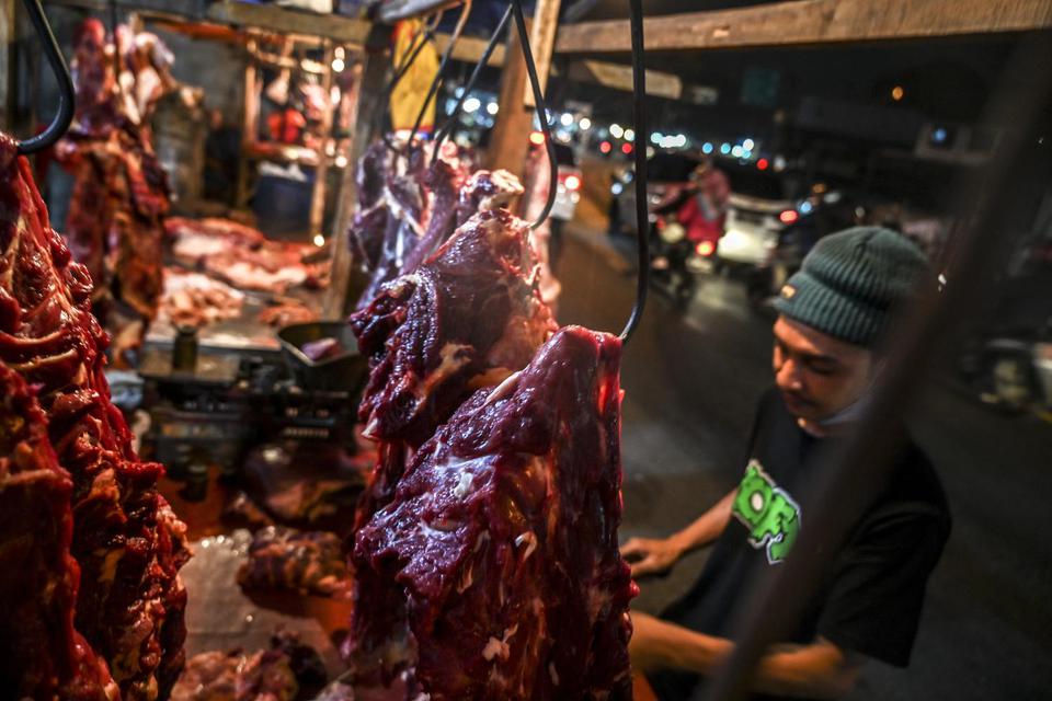 Pedagang memotong daging sapi untuk ditimbang di Pasar Cisalak, Depok, Jawa Barat, Sabtu (30/4/2022). Kemendag mencatat daging sapi mengalami kenaikan cukup tinggi jelang lebaran Idul Fitri 1443 H, di mana daging sapi segar secara nasional tercatat naik R
