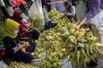 PEDAGANG BUNGKUS KETUPAT JELANG LEBARAN DI SEMARANG