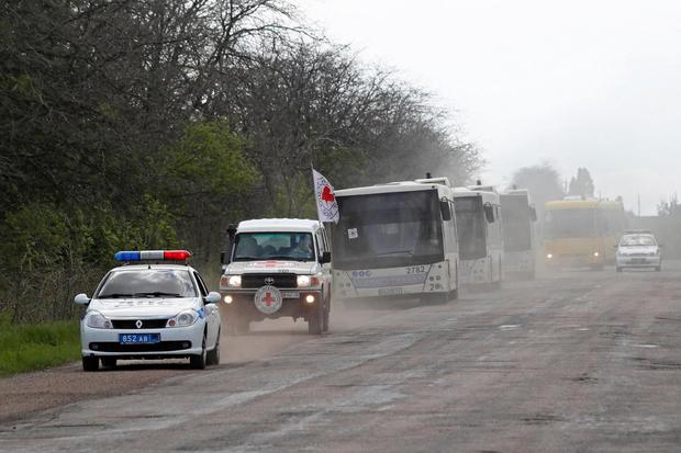 Alexander Ermochenko Konvoi bus membawa warga sipil Mariupol, termasuk pengungsi dari pabrik baja Azovstal, berkendara menuju Zaporizhzhia, ditengah konflik Rusia-Ukraina di wilayah Donetsk, Ukraina, Senin (2/5/2022).