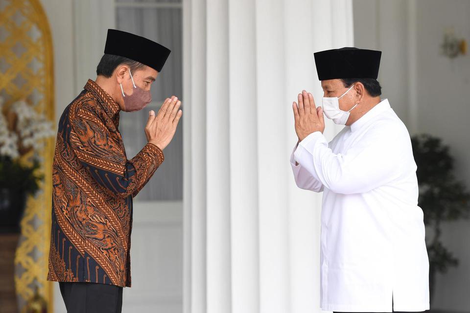Presiden Joko Widodo (kiri) saling memberi salam dengan Menteri Pertahanan (Menhan) Prabowo Subianto (kanan) saat bersilaturahim pada hari pertama Idul Fitri 1443 Hijriah di Istana Kepresidenan Yogyakarta, Senin (2/5/2022).