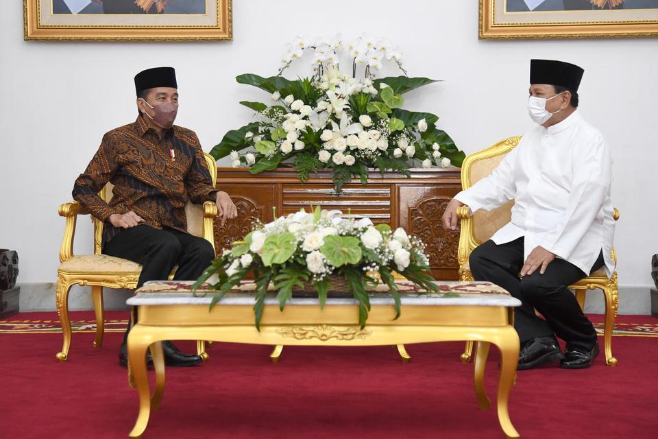 Presiden Joko Widodo (kiri) berbincang dengan Menteri Pertahanan Prabowo Subianto pada hari pertama Idul Fitri 1443 Hijriah di Istana Kepresidenan Yogyakarta, Senin (2/5/2022).