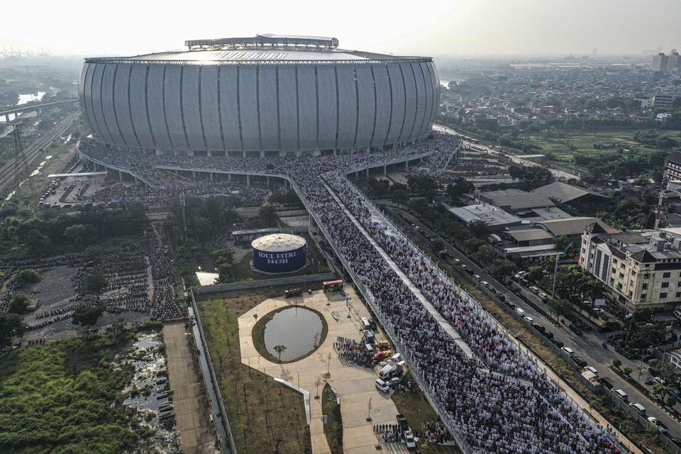 Foto udara umat Islam melaksanakan Shalat Idul Fitri 1443 H di kawasan Jakarta International Stadium (JIS), Jakarta, Senin (2/5/2022).