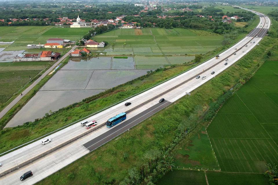 Foto udara kendaraan melintas di Jalan Tol Pejagan-Pemalang, Kabupaten Tegal, Jawa Tengah, Rabu (4/5/2022). 