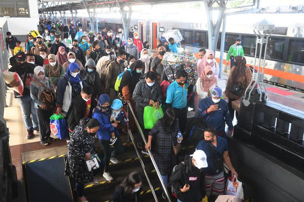 Sejumlah penumpang kereta api berjalan setibanya di Stasiun Pasar Senen, Jakarta, Kamis (5/5/2022). PT KAI mencatat pada H+2 Ramadhan sebanyak 14.700 pemudik kembali ke Jakarta melalui Stasiun Pasar Senen, sementara 14.900 lainnya kembali melalui Stasiun 