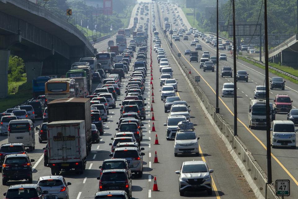 Sejumlah kendaraan melintas di Jalan Tol Jakarta - Cikampek, Karawang, Jawa Barat, Jumat (6/5/2022). 