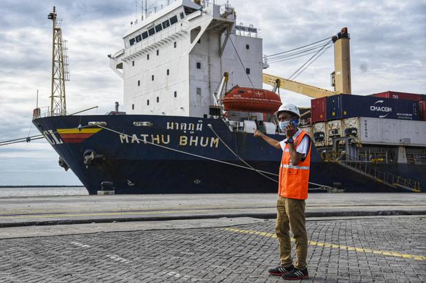 Petugas menunjukkan kapal angkut kontainer MV Mathu Bhum berbendera Singapura di Dermaga Belawan International Container Terminal (BICT), Medan, Sumatera Utara, Jumat (6/5/2022). TNI AL menangkap kapal tersebut yang membawa 34 peti kemas berisi minyak gor